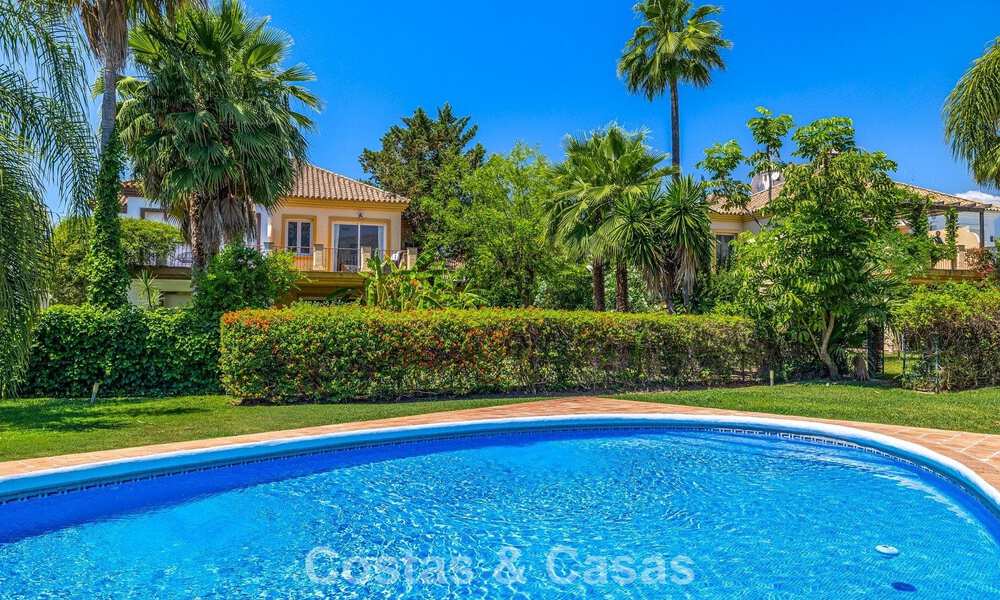 Villa pareada con gran potencial en venta, primera línea de golf en Nueva Andalucía, Marbella 802911