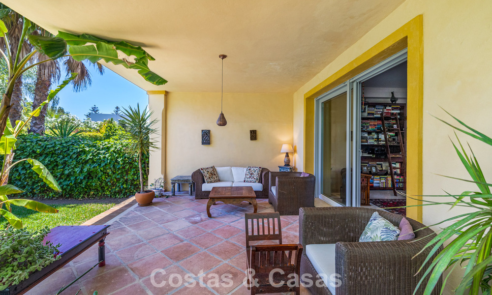 Villa pareada con gran potencial en venta, primera línea de golf en Nueva Andalucía, Marbella 802913