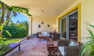 Villa pareada con gran potencial en venta, primera línea de golf en Nueva Andalucía, Marbella 802913 