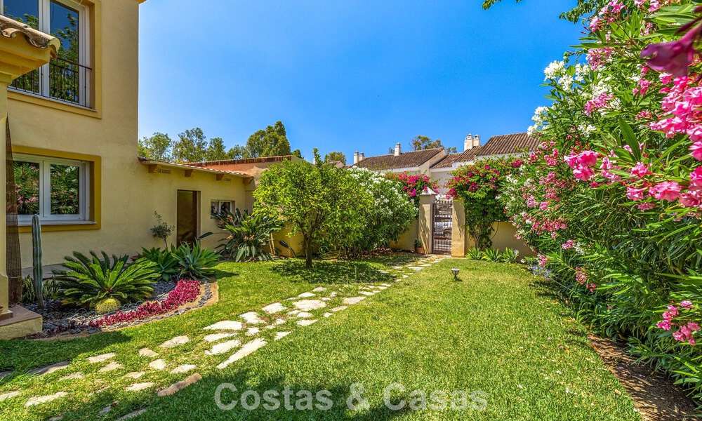 Villa pareada con gran potencial en venta, primera línea de golf en Nueva Andalucía, Marbella 802914