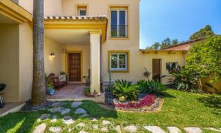 Villa pareada con gran potencial en venta, primera línea de golf en Nueva Andalucía, Marbella 802915 