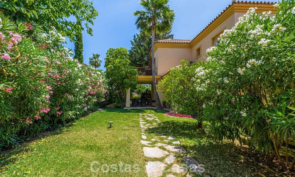 Villa pareada con gran potencial en venta, primera línea de golf en Nueva Andalucía, Marbella 802916