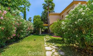 Villa pareada con gran potencial en venta, primera línea de golf en Nueva Andalucía, Marbella 802916 