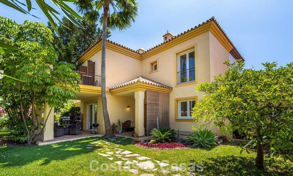 Villa pareada con gran potencial en venta, primera línea de golf en Nueva Andalucía, Marbella 802917