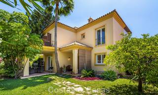 Villa pareada con gran potencial en venta, primera línea de golf en Nueva Andalucía, Marbella 802917 