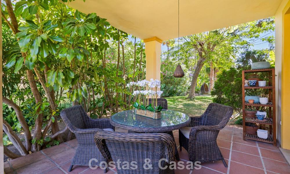 Villa pareada con gran potencial en venta, primera línea de golf en Nueva Andalucía, Marbella 802918