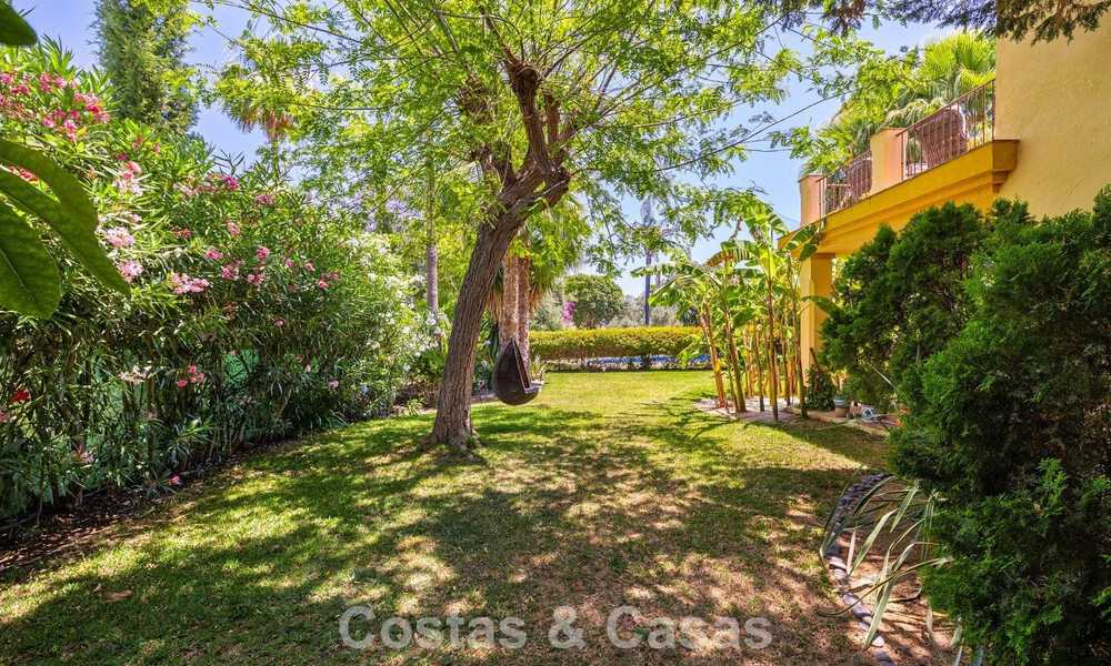 Villa pareada con gran potencial en venta, primera línea de golf en Nueva Andalucía, Marbella 802919