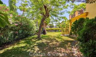 Villa pareada con gran potencial en venta, primera línea de golf en Nueva Andalucía, Marbella 802919 