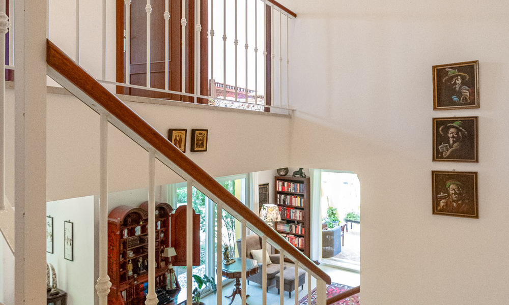 Villa pareada con gran potencial en venta, primera línea de golf en Nueva Andalucía, Marbella 802920