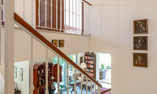 Villa pareada con gran potencial en venta, primera línea de golf en Nueva Andalucía, Marbella 802920 
