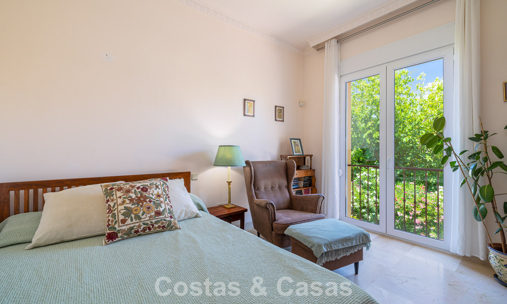 Villa pareada con gran potencial en venta, primera línea de golf en Nueva Andalucía, Marbella 802921