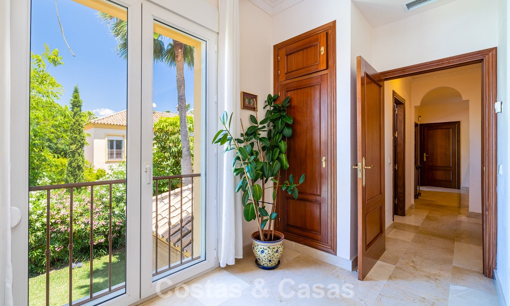 Villa pareada con gran potencial en venta, primera línea de golf en Nueva Andalucía, Marbella 802922
