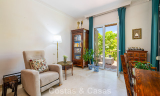 Villa pareada con gran potencial en venta, primera línea de golf en Nueva Andalucía, Marbella 802923 