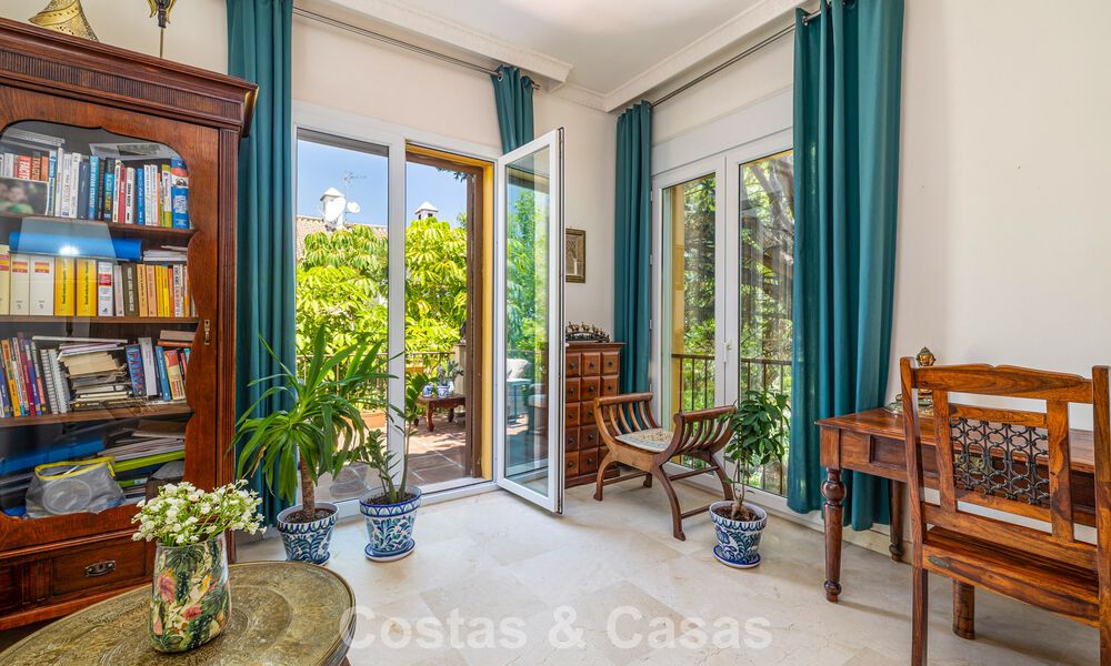 Villa pareada con gran potencial en venta, primera línea de golf en Nueva Andalucía, Marbella 802924