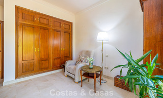 Villa pareada con gran potencial en venta, primera línea de golf en Nueva Andalucía, Marbella 802925 