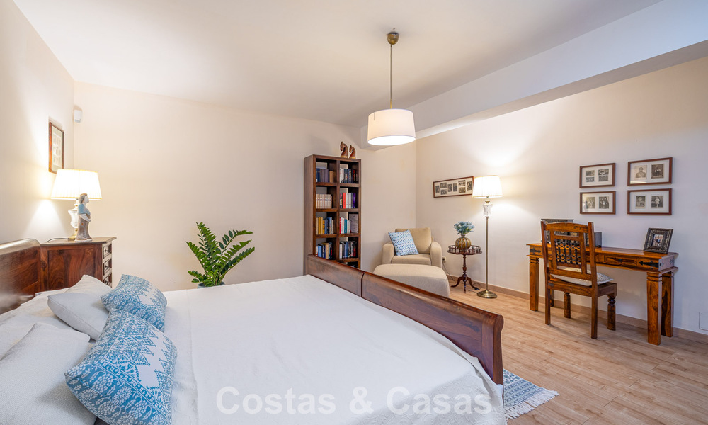 Villa pareada con gran potencial en venta, primera línea de golf en Nueva Andalucía, Marbella 802928