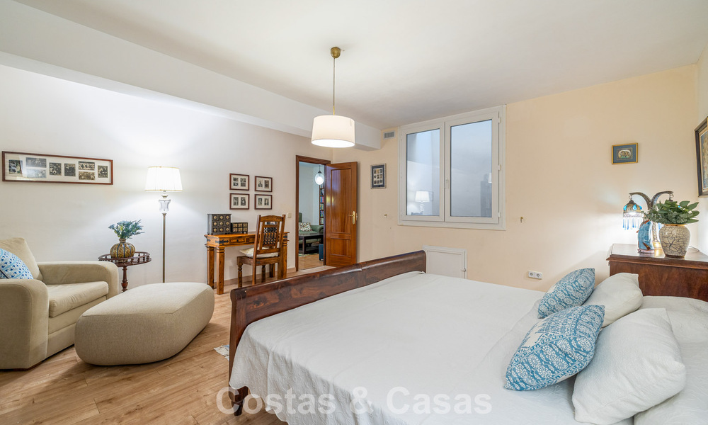Villa pareada con gran potencial en venta, primera línea de golf en Nueva Andalucía, Marbella 802929