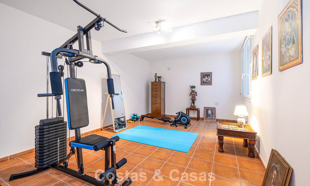 Villa pareada con gran potencial en venta, primera línea de golf en Nueva Andalucía, Marbella 802930