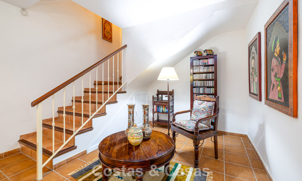 Villa pareada con gran potencial en venta, primera línea de golf en Nueva Andalucía, Marbella 802931
