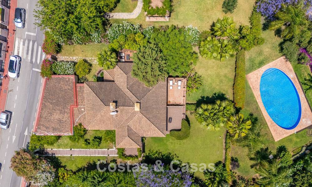 Villa pareada con gran potencial en venta, primera línea de golf en Nueva Andalucía, Marbella 802935
