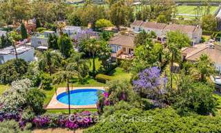 Villa pareada con gran potencial en venta, primera línea de golf en Nueva Andalucía, Marbella 802936 