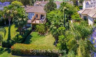 Villa pareada con gran potencial en venta, primera línea de golf en Nueva Andalucía, Marbella 802937 