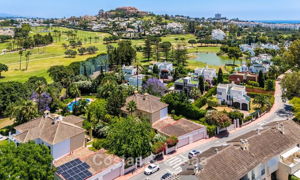 Villa pareada con gran potencial en venta, primera línea de golf en Nueva Andalucía, Marbella 802939