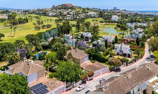 Villa pareada con gran potencial en venta, primera línea de golf en Nueva Andalucía, Marbella 802939 