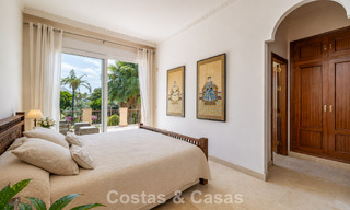 Villa pareada con gran potencial en venta, primera línea de golf en Nueva Andalucía, Marbella 802941 