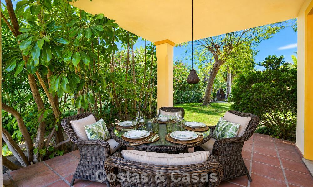 Villa pareada con gran potencial en venta, primera línea de golf en Nueva Andalucía, Marbella 802942