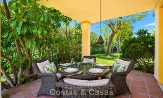 Villa pareada con gran potencial en venta, primera línea de golf en Nueva Andalucía, Marbella 802942 