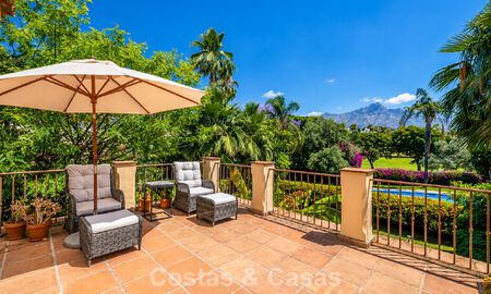 Villa pareada con gran potencial en venta, primera línea de golf en Nueva Andalucía, Marbella 802943
