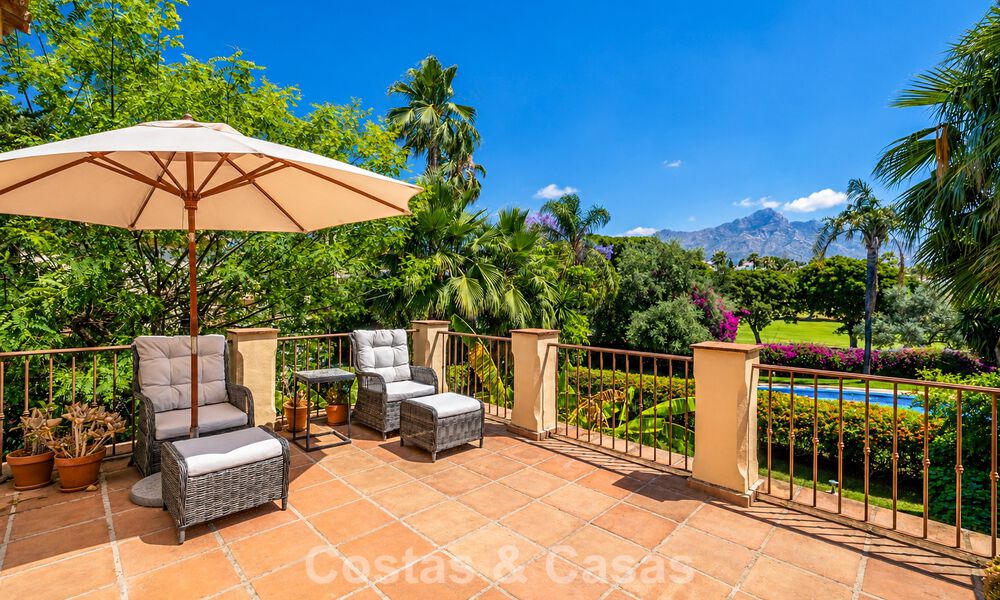 Villa pareada con gran potencial en venta, primera línea de golf en Nueva Andalucía, Marbella 802943