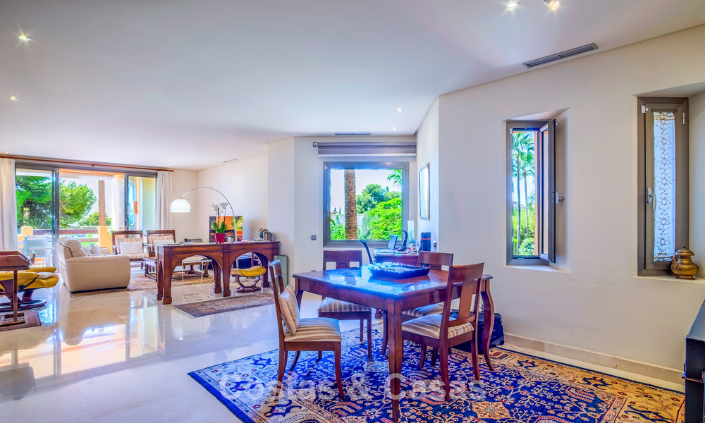 Amplio y lujoso apartamento con vista al mar en venta en un exclusivo complejo en la Milla de Oro de Marbella 802958