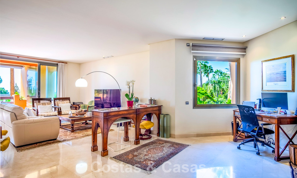 Amplio y lujoso apartamento con vista al mar en venta en un exclusivo complejo en la Milla de Oro de Marbella 802959