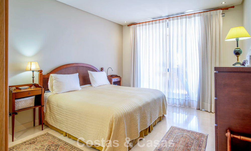 Amplio y lujoso apartamento con vista al mar en venta en un exclusivo complejo en la Milla de Oro de Marbella 802960