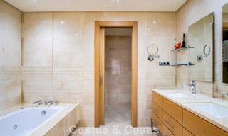 Amplio y lujoso apartamento con vista al mar en venta en un exclusivo complejo en la Milla de Oro de Marbella 802962 