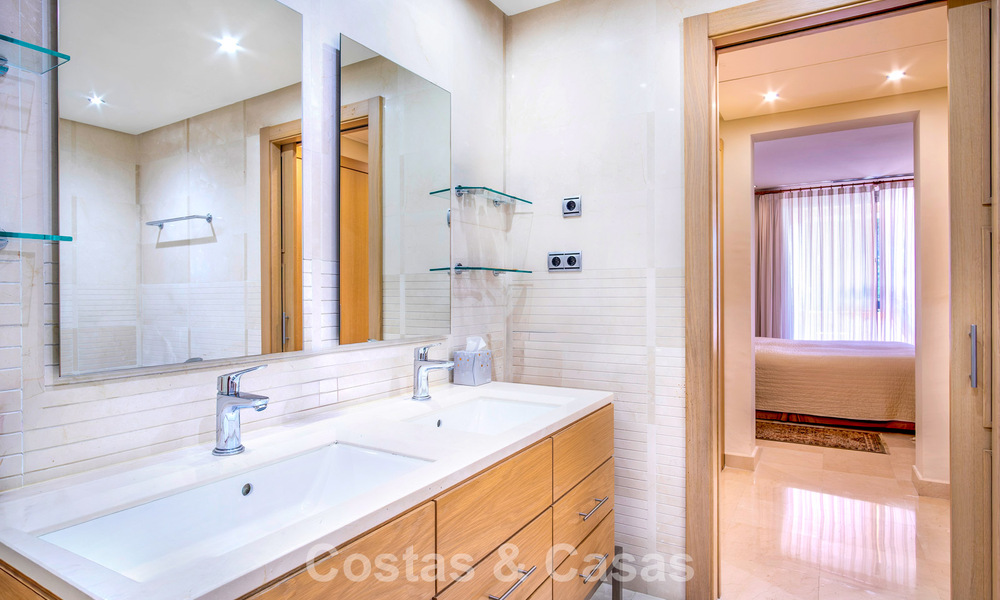 Amplio y lujoso apartamento con vista al mar en venta en un exclusivo complejo en la Milla de Oro de Marbella 802963