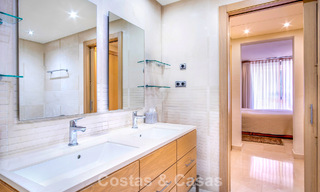 Amplio y lujoso apartamento con vista al mar en venta en un exclusivo complejo en la Milla de Oro de Marbella 802963 