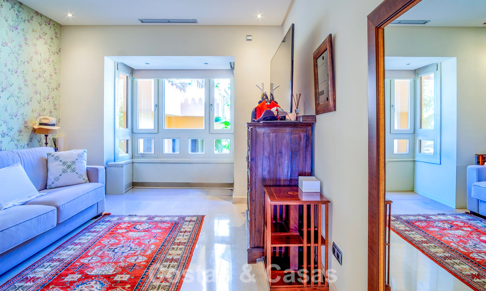 Amplio y lujoso apartamento con vista al mar en venta en un exclusivo complejo en la Milla de Oro de Marbella 802964