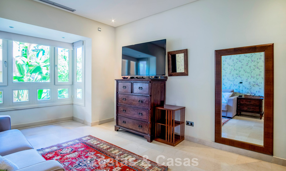 Amplio y lujoso apartamento con vista al mar en venta en un exclusivo complejo en la Milla de Oro de Marbella 802966