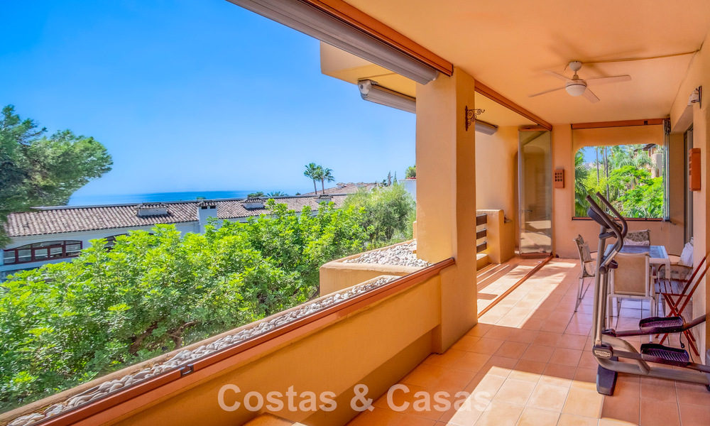 Amplio y lujoso apartamento con vista al mar en venta en un exclusivo complejo en la Milla de Oro de Marbella 802968