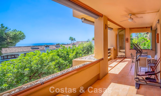 Amplio y lujoso apartamento con vista al mar en venta en un exclusivo complejo en la Milla de Oro de Marbella 802968 
