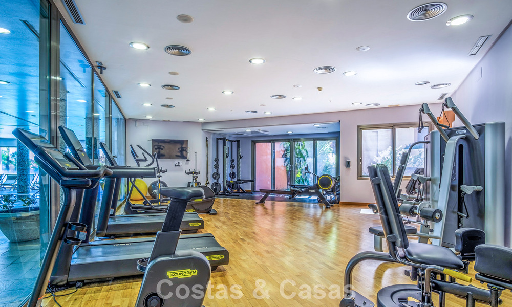 Amplio y lujoso apartamento con vista al mar en venta en un exclusivo complejo en la Milla de Oro de Marbella 802969