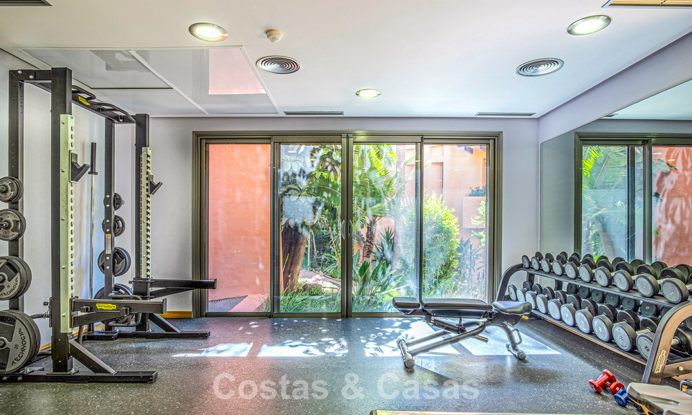 Amplio y lujoso apartamento con vista al mar en venta en un exclusivo complejo en la Milla de Oro de Marbella 802970