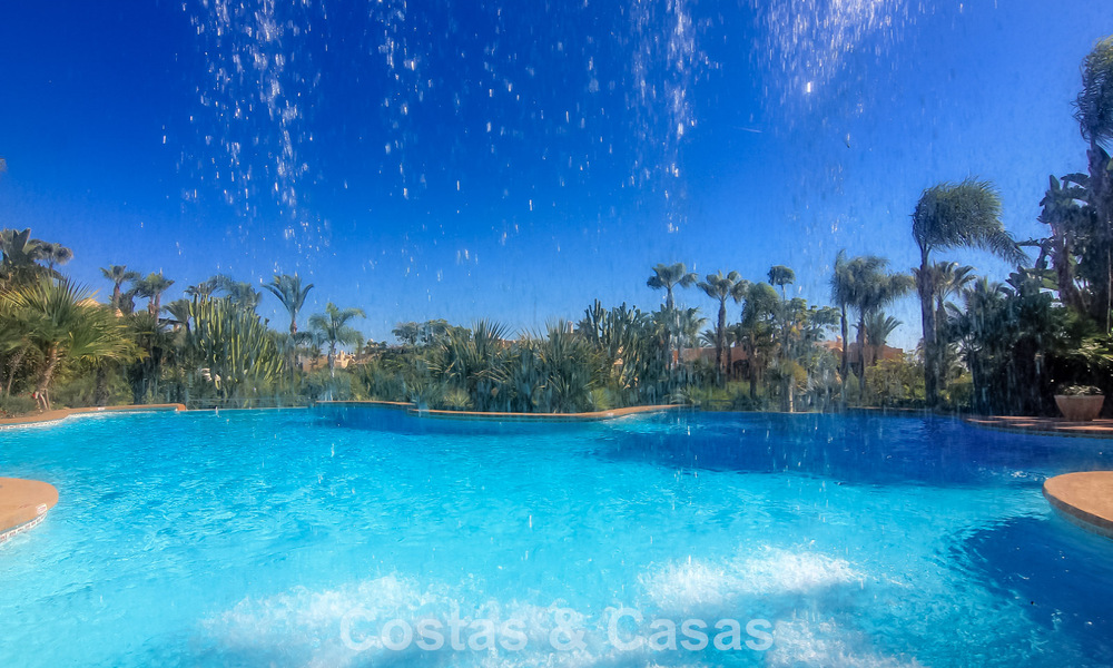 Amplio y lujoso apartamento con vista al mar en venta en un exclusivo complejo en la Milla de Oro de Marbella 802973