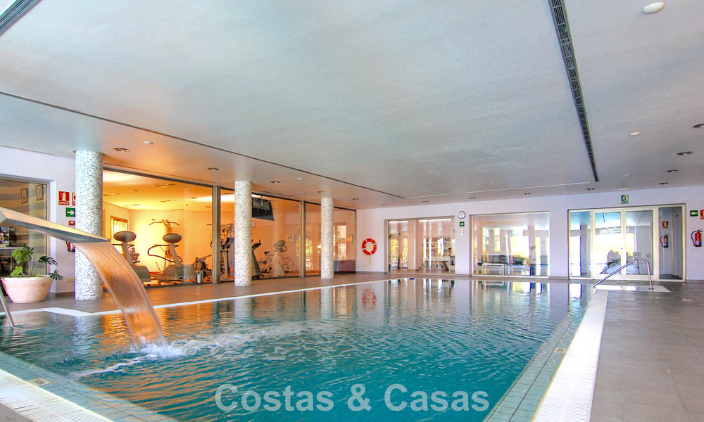 Amplio y lujoso apartamento con vista al mar en venta en un exclusivo complejo en la Milla de Oro de Marbella 802974