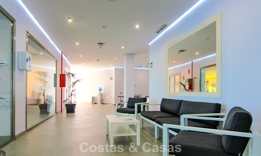 Amplio y lujoso apartamento con vista al mar en venta en un exclusivo complejo en la Milla de Oro de Marbella 802975