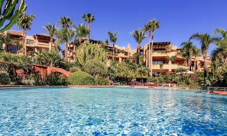 Amplio y lujoso apartamento con vista al mar en venta en un exclusivo complejo en la Milla de Oro de Marbella 802976