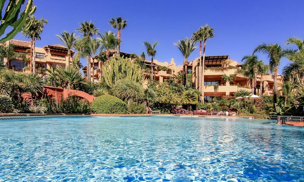 Amplio y lujoso apartamento con vista al mar en venta en un exclusivo complejo en la Milla de Oro de Marbella 802976
